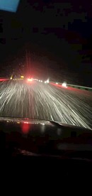 车灯里的暴雪