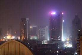 夜晚城市霓虹灯光