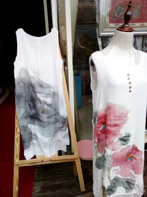 手绘山水画和牡丹的服装 