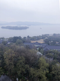 西湖烟雨风景