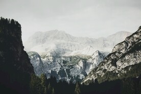 雪山山岭 