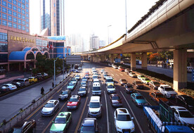 市区穿行的汽车图片