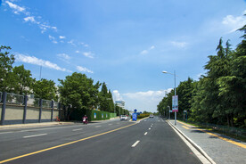 宽阔的城际公路