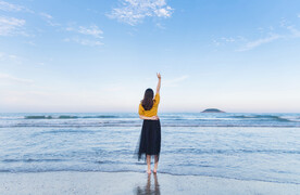 海边游玩的女孩