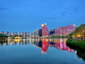日暮下的公园湖泊风景