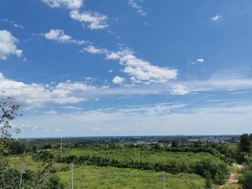 蓝天白云青山村落