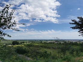 蓝天白云青山村落