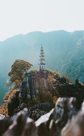 石头山上的高塔