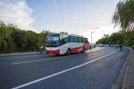 长春路行驶中的公交车