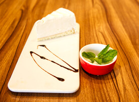 下午茶冰激凌蛋糕特写