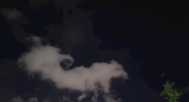 奇形怪状的云一朵