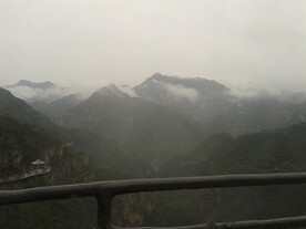 雾锁群山