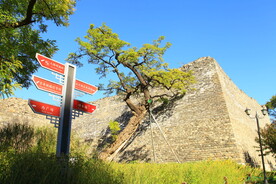 明代城墙遗址和景点指示标牌