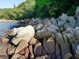 双月湾海滩礁石群风景
