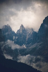 山 雾气缭绕