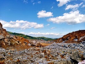 蓝天白云矿山开采