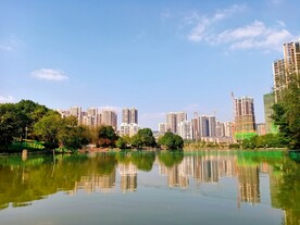 城市湖面倒影