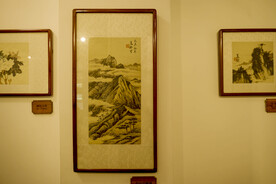 镜框中国山水画