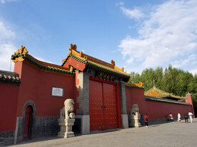 沈阳故宫的古建筑和红色大门