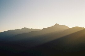 日出高山群山光辉
