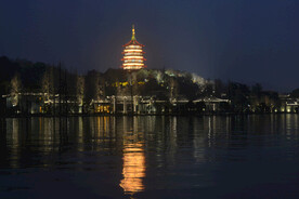 杭州西湖雷峰塔灯光璀璨