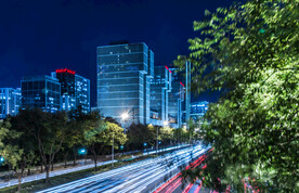 夜晚的城市道路