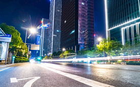 夜晚的城市道路摄影