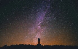 星空人物背景图片
