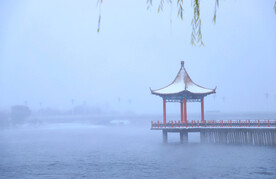 雪后亭子摄影图