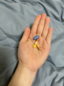 左手拿药
