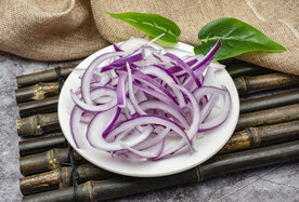 盘子里的洋葱丝