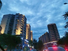 楼层楼房傍晚蓝天白云灯火堵车