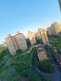 楼层楼房楼盘小区绿化水池夕阳