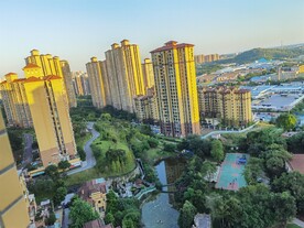 建筑楼盘小区绿化水池金色夕阳