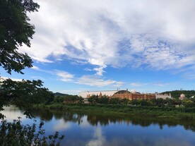蓝天白云河水
