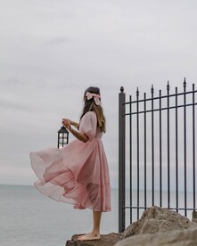 海边远眺的少女