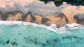 海水冲上岸边图片
