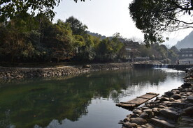 千户苗寨山水河流绿水小溪竹筏