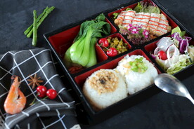 沙拉鸡排饭 