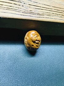 橄榄核雕刻单面浮雕罗汉头
