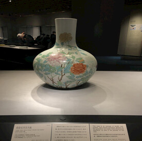粉彩牡丹纹大瓶