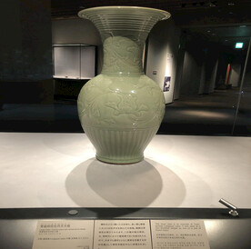 青瓷刻花牡丹纹大瓶