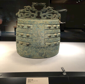 青铜器蟠螭纹镈