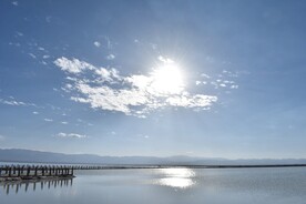 茶卡盐湖盐碱地水天一色湖泊
