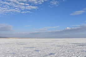 冬天茶卡盐湖盐碱地