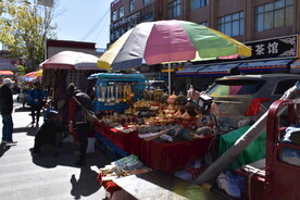 西藏拉萨街景街头小摊贩摆地摊