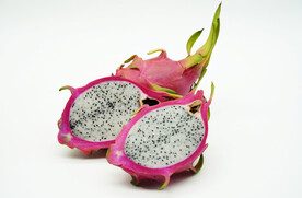 切开两半的白心火龙果