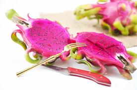 切开的红心火龙果摄影图