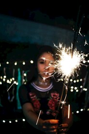 美女手持烟花