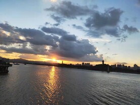 江边晚霞